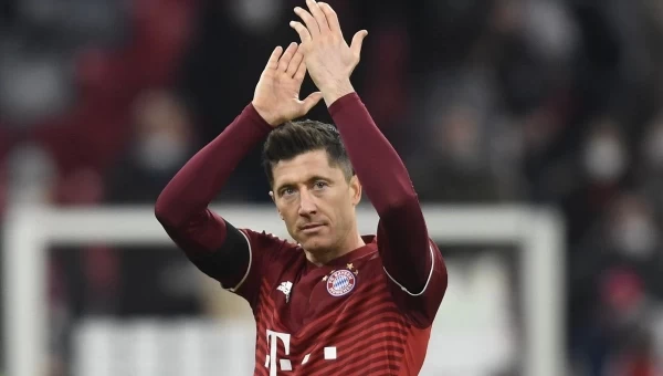 Ο Λεβαντόφσκι προβάρει την φανέλα της Μπαρσελόνα - Συναντήθηκε με τον Τσάβι (vid)