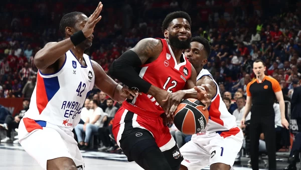 «Ερυθρόλευκο» προβάδισμα στο ημίχρονο