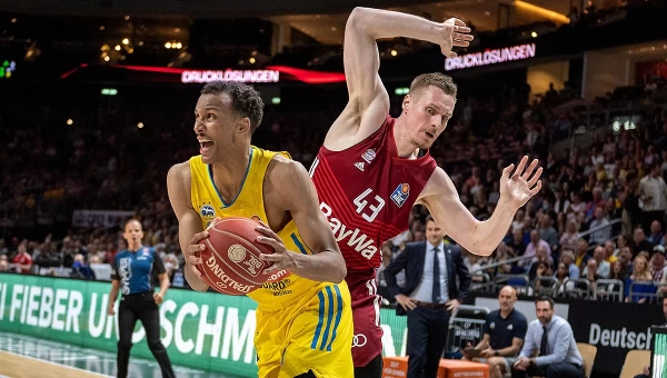 Η Άλμπα έκανε το πρώτο βήμα για τον τίτλο [vids]