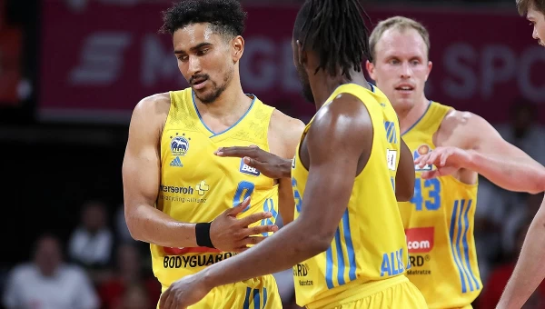 Η Άλμπα έκανε «διπλό» τίτλου στο Μόναχο [vid]