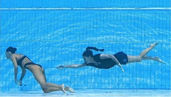 Εικόνες σοκ στο Παγκόσμιο πρωτάθλημα υγρού στίβου με αθλήτρια που έπεσε αναίσθητη στην πισίνα (vid)