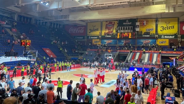 Χτυπήθηκε διαιτητής στο Ερυθρός Αστέρας - Παρτιζάν, εκκένωση του γηπέδου [vids]