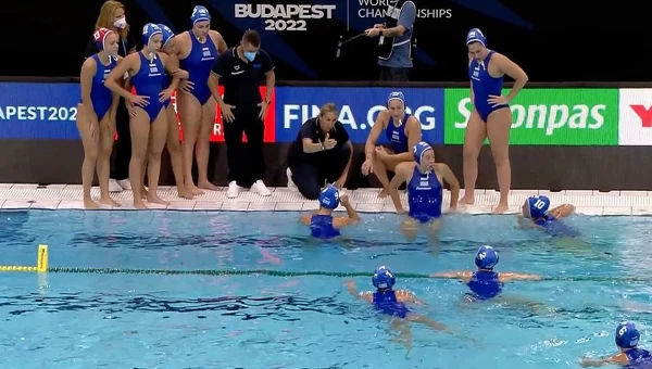 Πρώτα και καλύτερα τα «γαλανόλευκα» κορίτσια [vids]