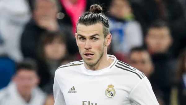 Η Κάρντιφ προσπαθεί να πυροδοτήσει την βόμβα με τον Μπέιλ!