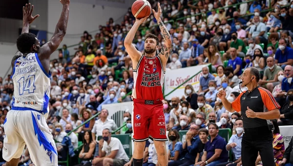 Ασταμάτητο το «εξπρές» της Αρμάνι [vid]