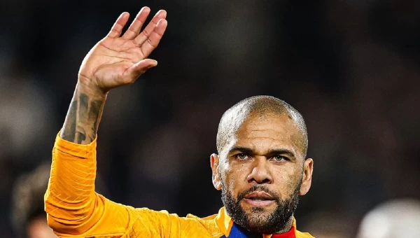 Ντάνι Άλβες: Χαμός στο αεροδρόμιο με τους φίλους της Πούμας (vid)