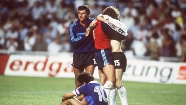 Μουντιάλ 1982: 40 χρόνια από την απίστευτη σύγκρουση Σουμάχερ με Μπατιστόν στο Δυτική Γερμανία – Γαλλία (vids)