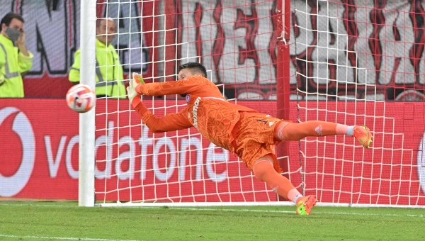 Europa League: Τα «χρυσά» χέρια του Βατσλίκ έστειλαν τον Ολυμπιακό στους ομίλους