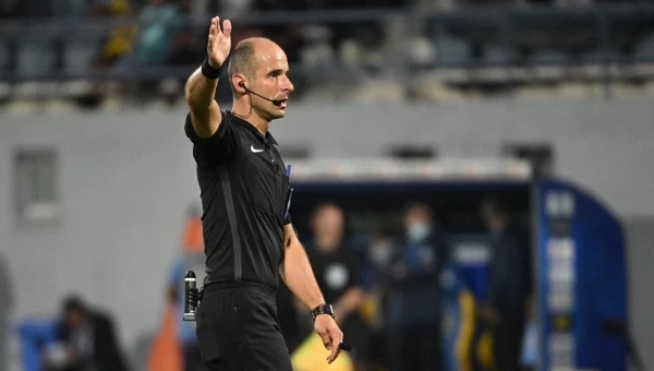 Super League: Ο αρχιδιαιτητής Μπένετ προανήγγειλε τιμωρία του Καραντώνη για το Αστ. Τρίπολης-Ολυμπιακός