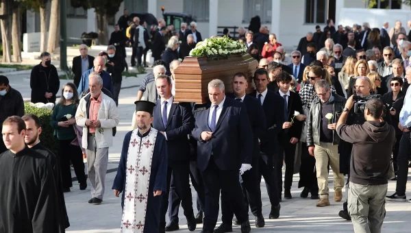 Γιάννης Διακογιάννης: Πλήθος κόσμου στο τελευταίο «αντίο» (vid)