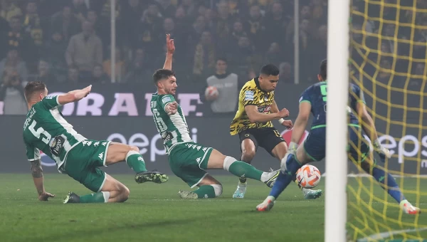 Η ΑΕΚ «έσπασε» το αήττητο του Παναθηναϊκού και έβαλε «φωτιά» στο πρωτάθλημα [vids]