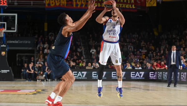Euroleague: Μεγάλο «διπλό» της Εφές στη Βαρκελώνη [vids]