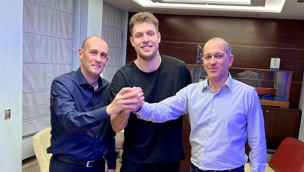 Ο Βεζένκοφ ανανέωσε ως το 2025 με τον Ολυμπιακό [vid]