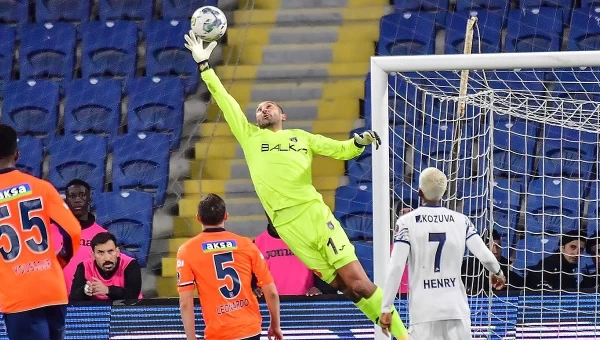 Super Lig: «Ζωντανή» η Μπασακσεχίρ στη «μάχη» του τίτλου [vids]