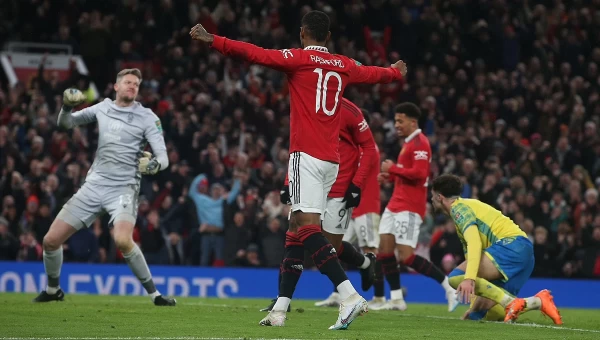 EFL Cup: Άνετη και ωραία στον τελικό η Μάντσεστερ Γιουνάιτεντ [vids]