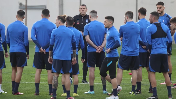 «Πετάει» για Φάρο η εθνική ομάδα [vid]