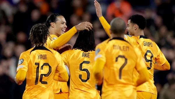 Πρώτη νίκη για την Ολλανδία [vid]