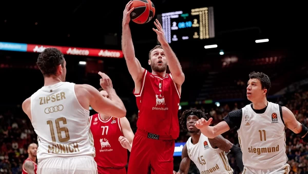 Η Αρμάνι δεν τα παρατά με τίποτα [vid]