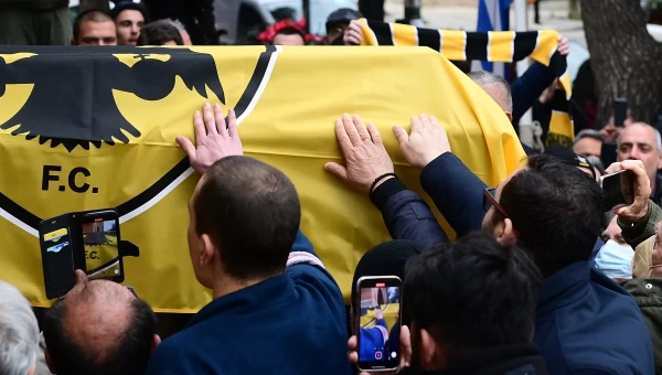 Πλήθος κόσμου στην κηδεία του Μίμη Παπαϊωάννου (vid)