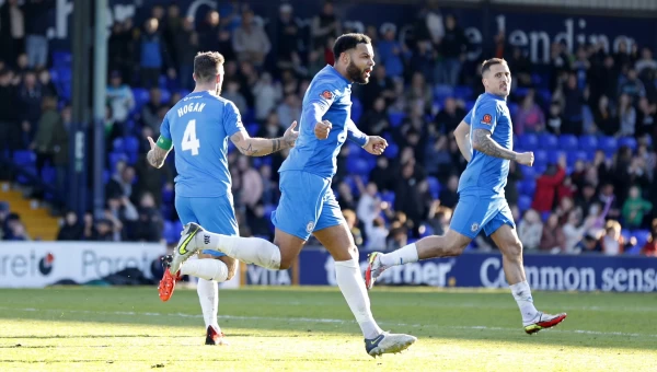 Λιγκ2: Το πάνω χέρι Στόκπορτ και Σάτον