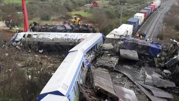 Πολύνεκρη τραγωδία στα Τέμπη από σφοδρή σύγκρουση τρένων (vids)