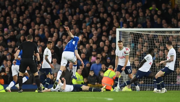 Πολύ σκληρή για να… πεθάνει η Έβερτον, «πλήγωσε» την Τότεναμ [vid]