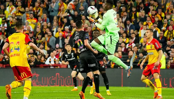 Η Λανς δεν «ξεκολλά» από το... σεντόνι [vid]