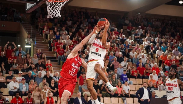 Οκόμπο λαμπρός την οδηγεί [vids]