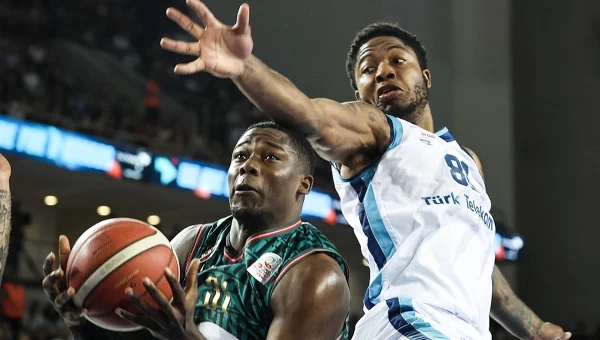 Η Καρσίγιακα «κούρσεψε» την έδρα της Τουρκ Τέλεκομ [vids]