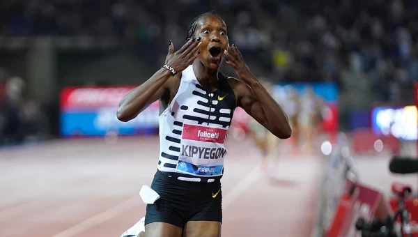 Νέο παγκόσμιο ρεκόρ από την Κίπκιεγκον [vid]