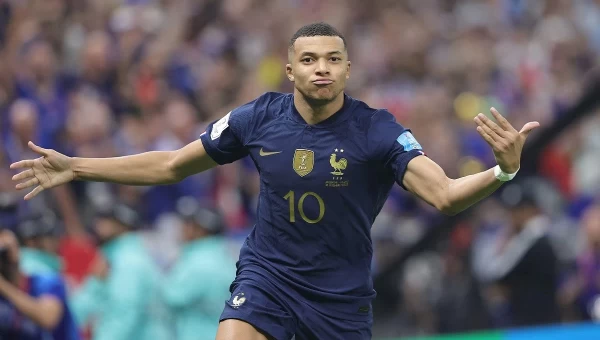 Εμπαμπέ: Θα παραμείνω στην Παρί Σεν Ζερμέν!