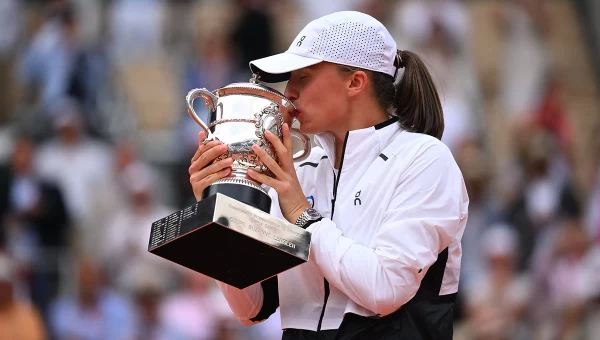 Η Σβιότεκ ξανά «βασίλισσα» στο Παρίσι [vid]