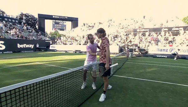 Ήττα του Τσιτσιπά και πρόωρος αποκλεισμός στη Στουτγκάρδη [vids]