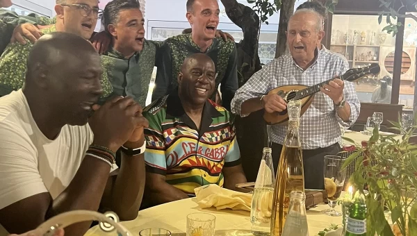 Ο Μάικλ Τζόρνταν και ο Μάτζικ Τζόνσον τραγουδάνε στην Ιταλία