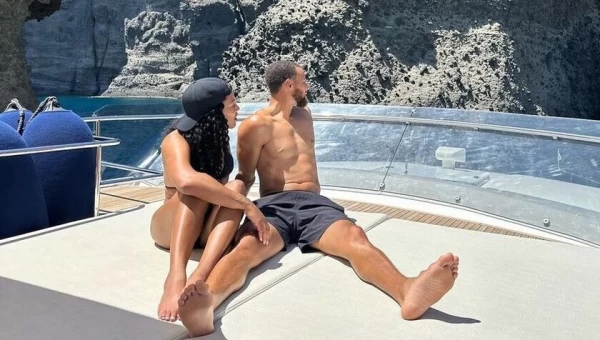 Ο Στεφ Κάρι γιόρτασε την επέτειο γάμου του στη Σαντορίνη