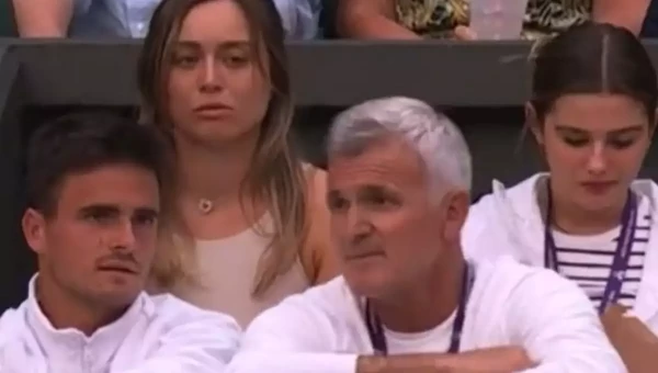 Δολοφονικό βλέμμα έδωσε η Πάουλα Μπαντόσα στον πατέρα του Τσιτσιπά