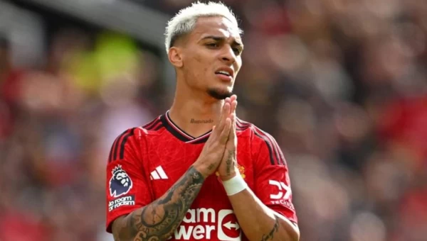 Ο Άντονι επέστρεψε στην Αγγλία για να καταθέσει για τις κατηγορίες εις βάρος του