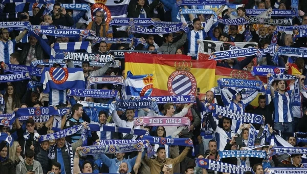 Με τους γηπεδούχους!