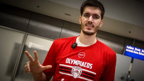Πετρούσεφ: «Τιμή που ανήκω στον Ολυμπιακό»