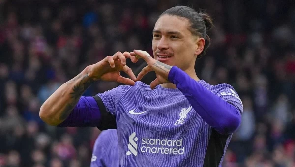 Premier League: Ο Νούνιες κράτησε τη Λίβερπουλ στην κορυφή