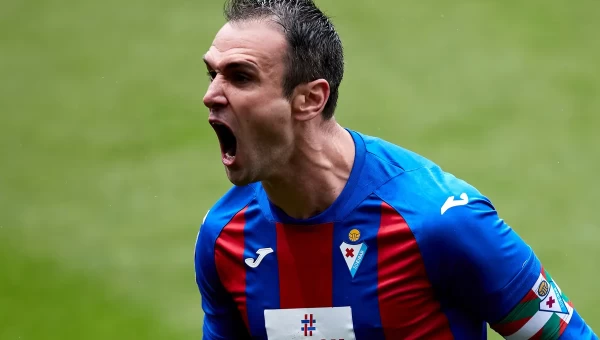 Ασος με under η Εϊμπάρ