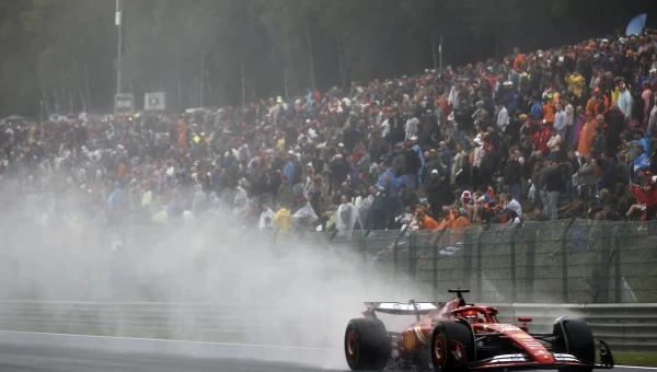 Γκραν πρι Βελγίου: «Χόρευε» στη βροχή ο Φερστάπεν, στην pole o Λεκλέρκ