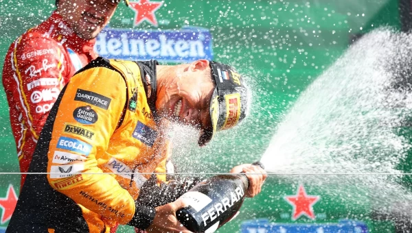 Γκραν πρι Ολλανδίας: Περίπατος του Νόρις στο Άμστερνταμ