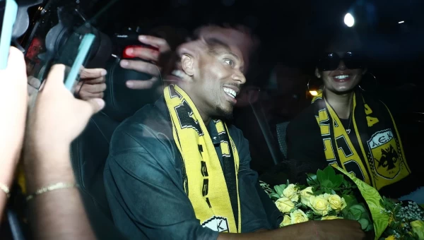 Στην Αθήνα για την ΑΕΚ ο Μαρσιάλ, αποθέωση στο αεροδρόμιο