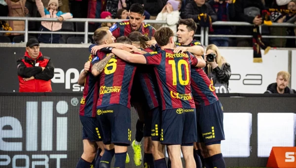 Α' Πολωνίας: Υπόθεση γηπεδούχων