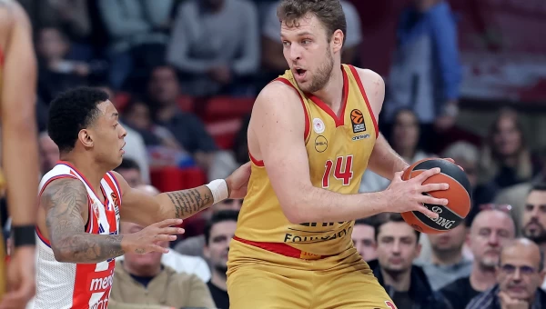 Ερυθρός Αστέρας - Ολυμπιακός 87-73: Η μοναξιά του Βεζένκοφ...