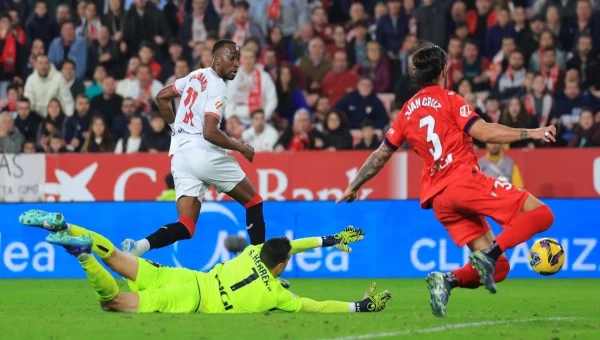 Σκόνταψε ξανά η Σεβίλλη