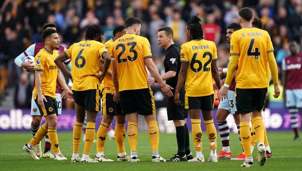 “Δαγκώνουν” οι “λύκοι”