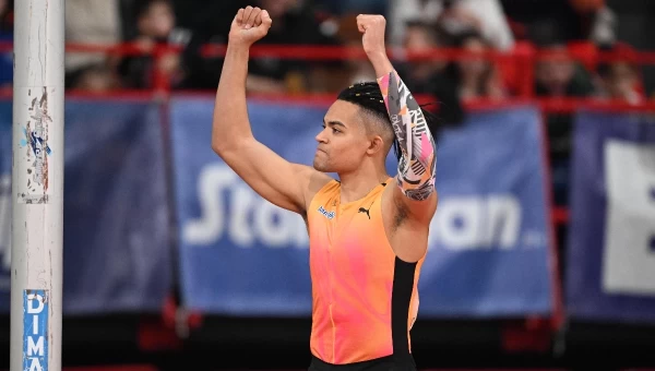 "Πέταξε" στα 6,01μ. ο Καραλής!