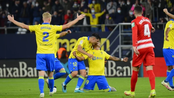 Β' Ισπανίας: Η ανεβασμένη Κάντιθ και το πρέπει για τη Σανταντέρ